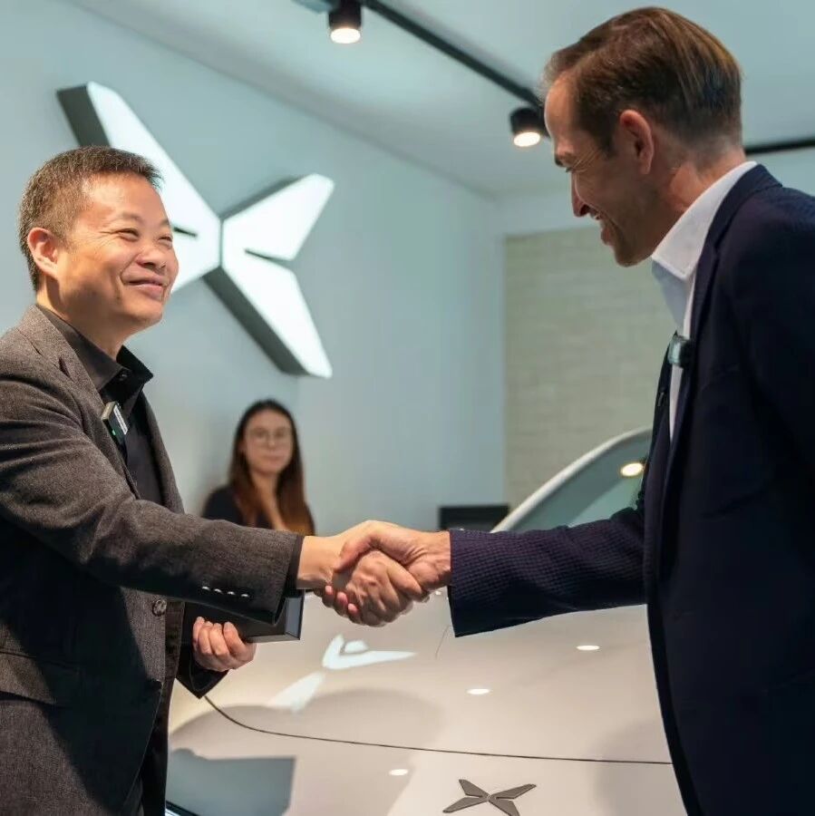 何小鹏亲自向欧洲首台L03车主交付车钥匙