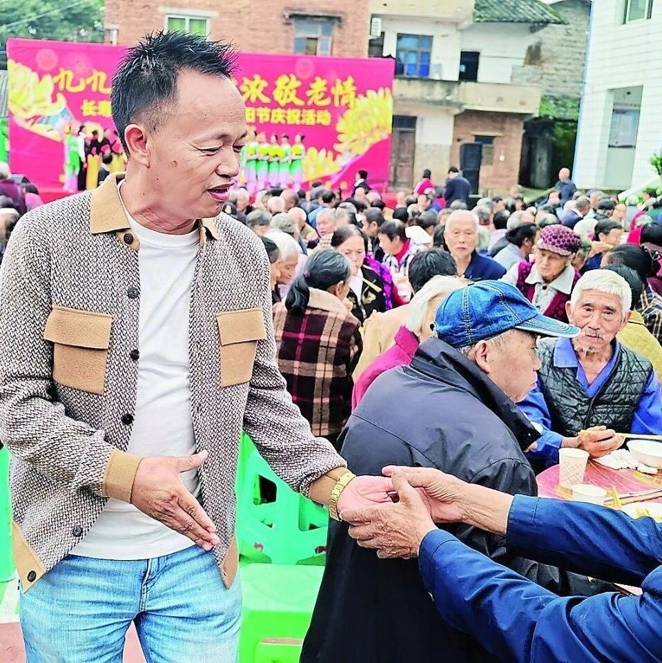 孔麦子的敬老宴，一摆就是28年：800多位老人，坐了99桌