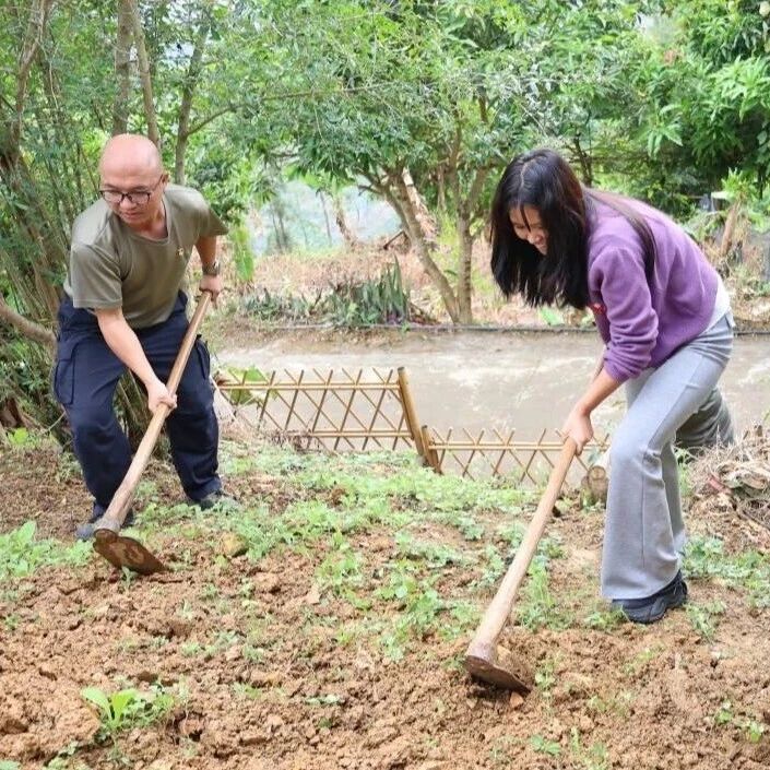 小菜园里践初心 种菜添绿美乡村 —— 老集寨乡开展主题党日为民办实事 小菜园里践初心 种菜添绿美乡村 —— 老集寨乡开展主题党日为民办实事