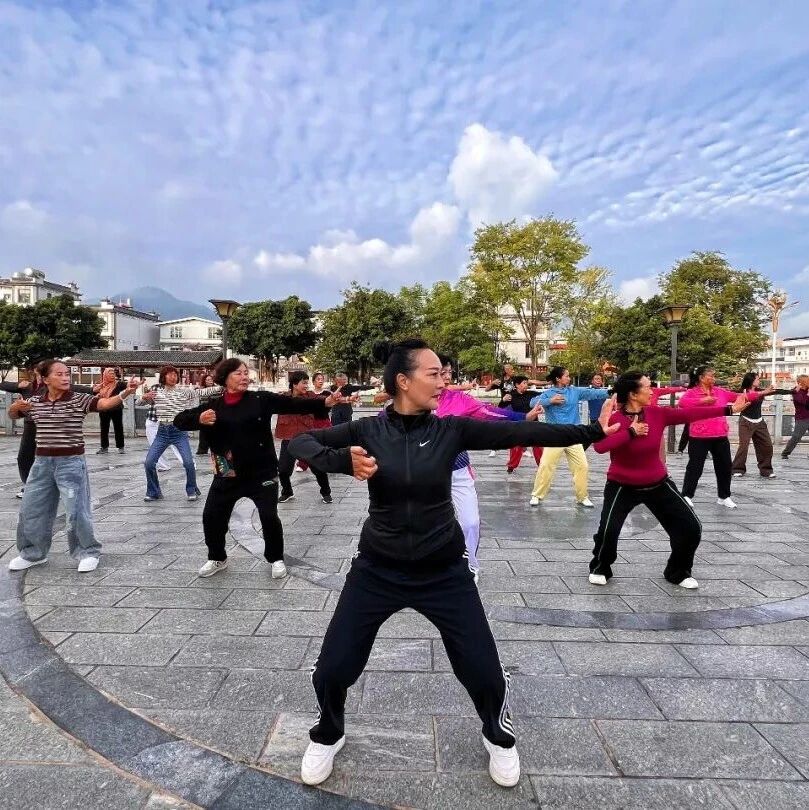 生活里的永平味道丨银江河畔晨练忙 乡土文化能人李丽萍免费教八段锦 生活里的永平味道丨银江河畔晨练忙 乡土文化能人李丽萍免费教八段锦