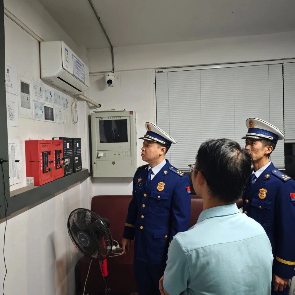 夜查寄宿制学校 筑牢校园防火墙 夜查寄宿制学校 筑牢校园防火墙