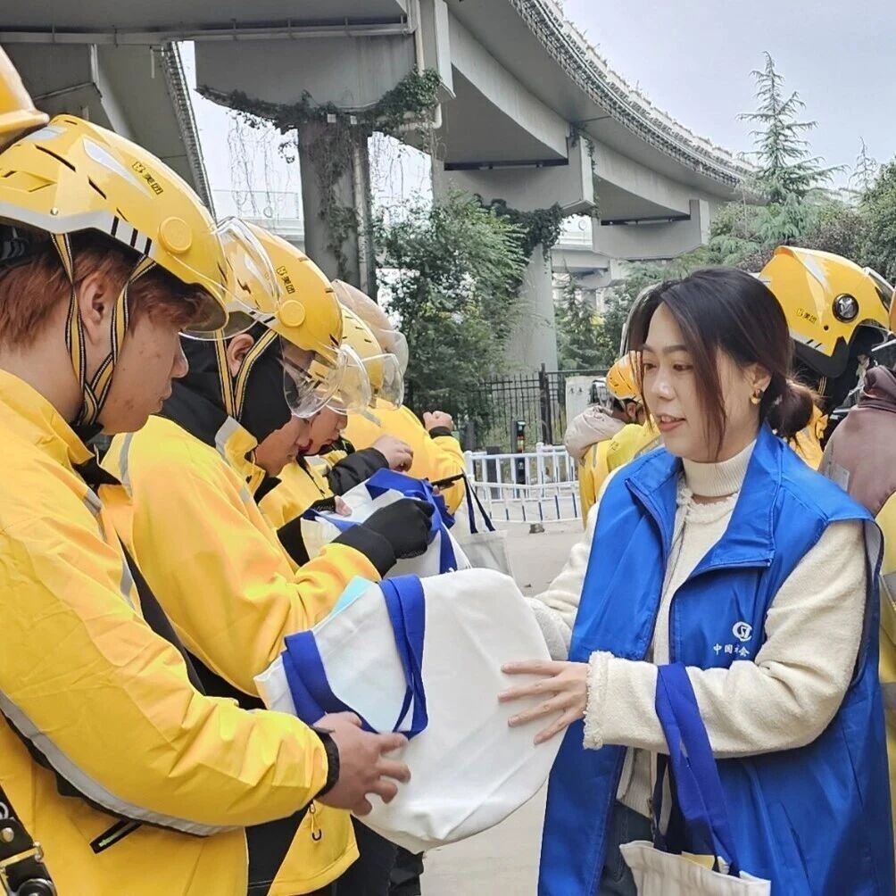 “社保蓝”上门送政策 群众办事少跑腿 “社保蓝”上门送政策 群众办事少跑腿