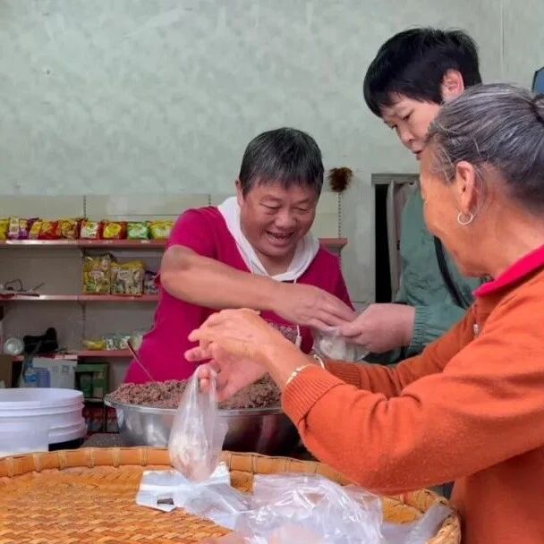 霜降至!广南特色霜降粑热销 传统民俗暖深秋 霜降至!广南特色霜降粑热销 传统民俗暖深秋