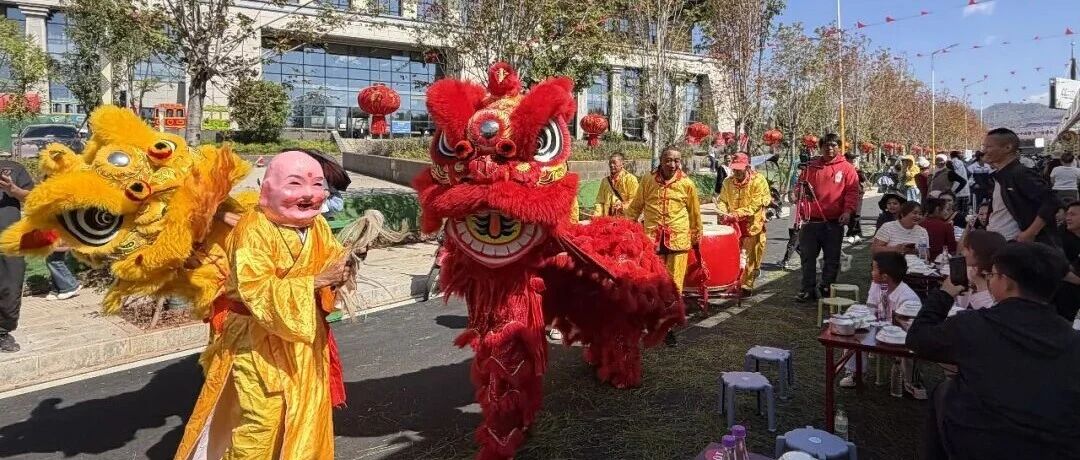 博南文化节丨醒狮腾跃、万人举筷！“万人同吃黄焖鸡”长街宴，从街头香到街尾