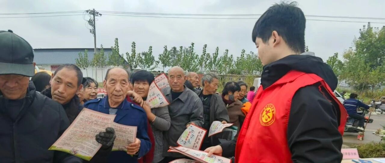 集市摆开宣传摊 文明新风进心田——南邢郭镇新时代文明实践所联合司法所开展移风易俗宣传活动
