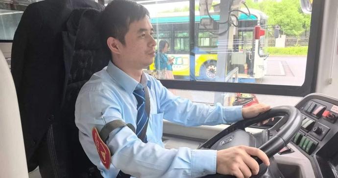 红灯前女乘客突然向后倒去……89路公交车司机出手相救 红灯前女乘客突然向后倒去……89路公交车司机出手相救