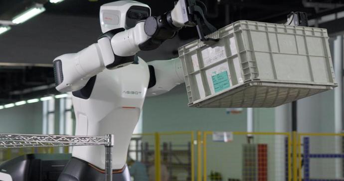智元发布安规级重载具身机器人精灵G2 Max，进厂“机器人造机器人”