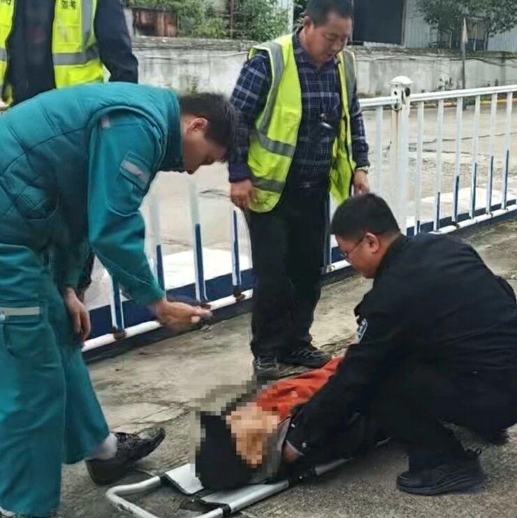 暖心！考生突发疾病  考官辅警联手救援