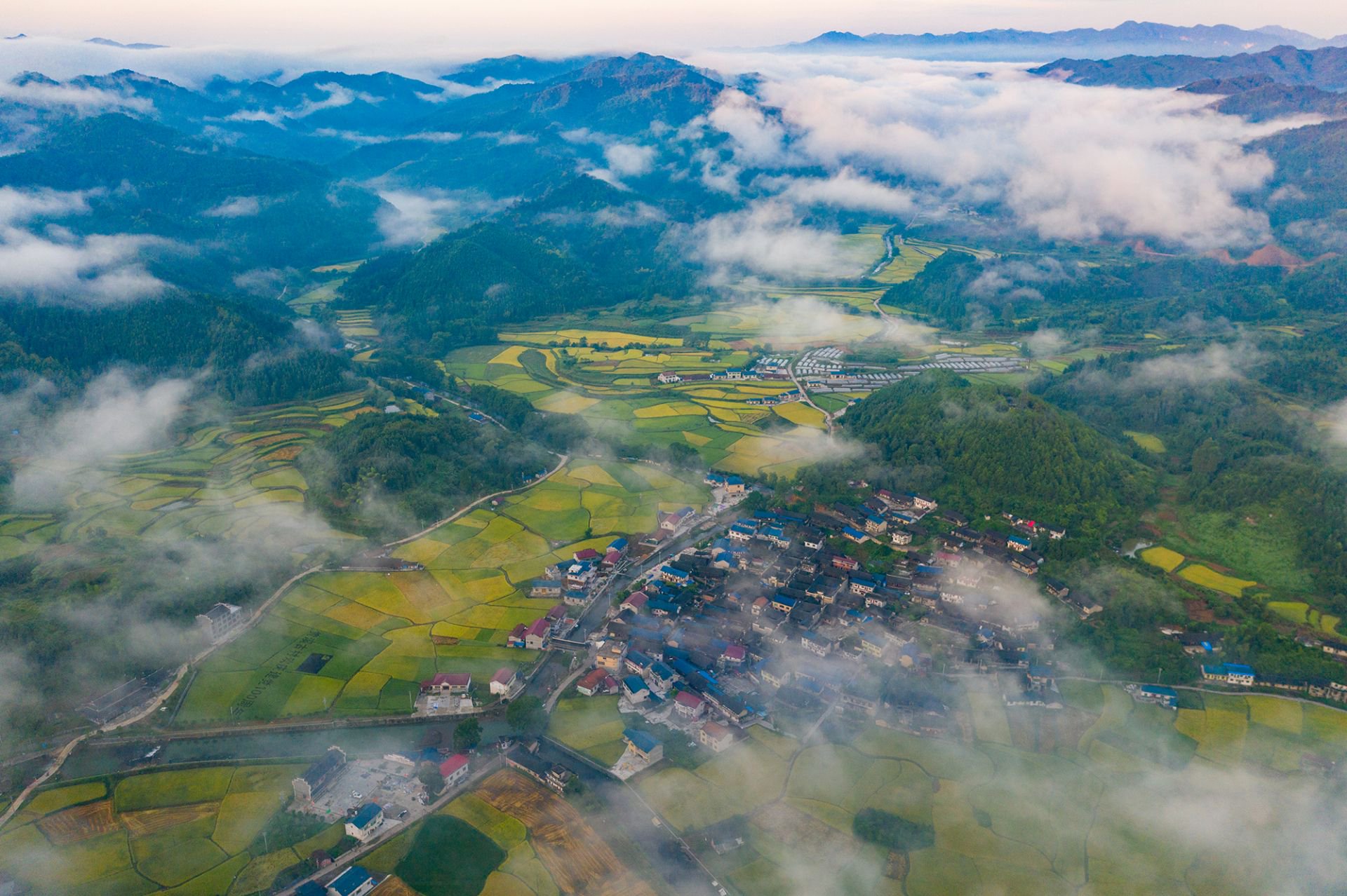 湖南全链条管理农村生活垃圾“扫、收、转、处”