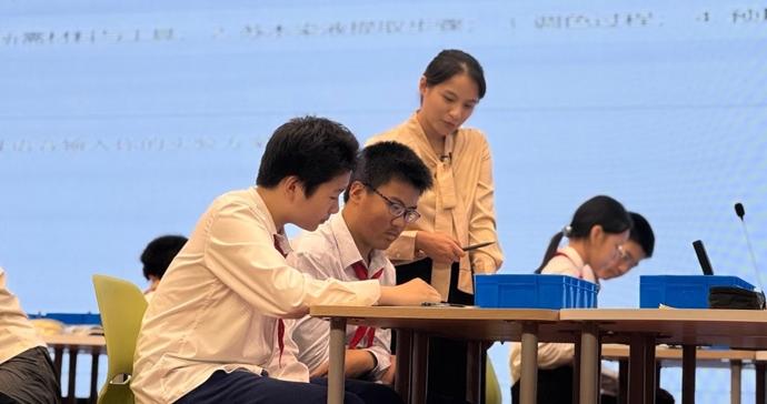 让技术退后一步，让学生向前一步，江宁学校探索“适合教育+AI”的课堂融合