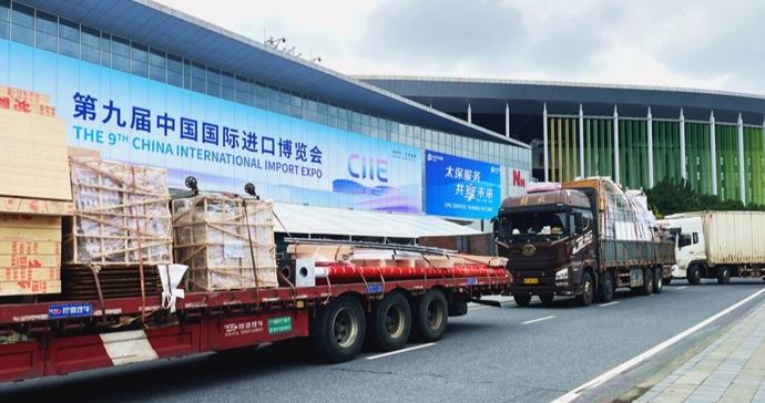 第九届进博会进入布展冲刺期,警方为运输车辆规划专属动线 第九届进博会进入布展冲刺期,警方为运输车辆规划专属动线