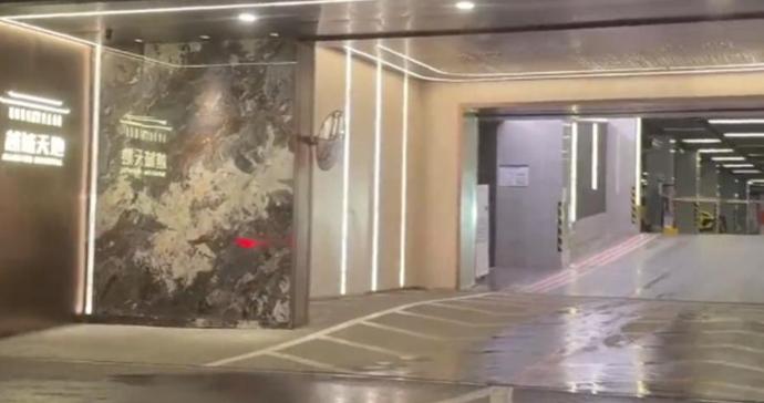 “3000万豪宅地库出入口在隧道”引关注，开发商曾回应：开盘起就进行提示