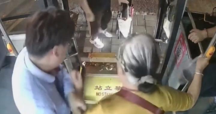 暖心搀扶，传递车厢温情