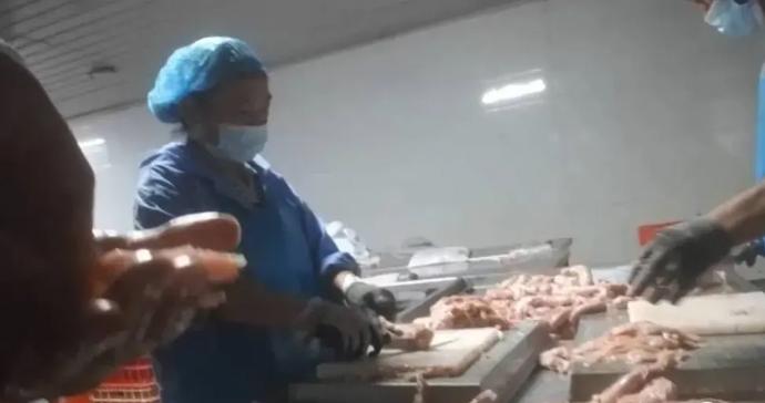 你吃的烤肠、丸子,可能都是鸡脖子做的!撒尿牛丸“牛肉味纯靠牛肉膏”! 你吃的烤肠、丸子,可能都是鸡脖子做的!撒尿牛丸“牛肉味纯靠牛肉膏”!