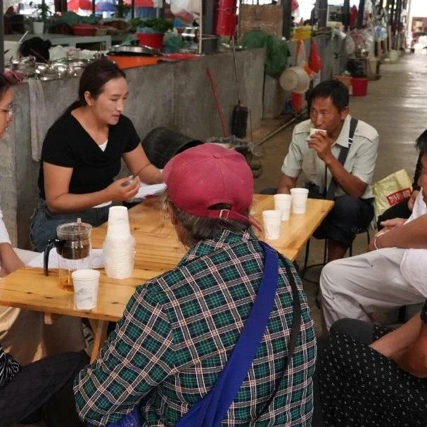 赶集日摆茶摊 长征精神这样讲进边关