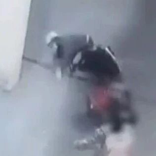 小区地库湿滑，业主骑车摔倒致椎体骨折，法院判了：物业公司承担70%的责任