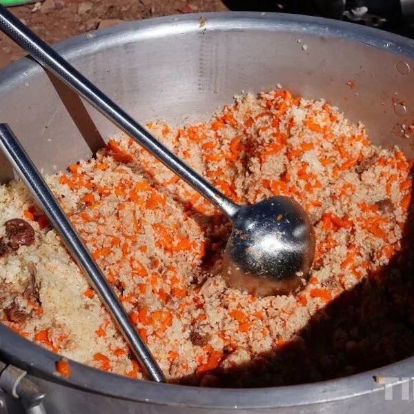 他吸着氧，给巴青地震受灾群众做了一锅新疆抓饭