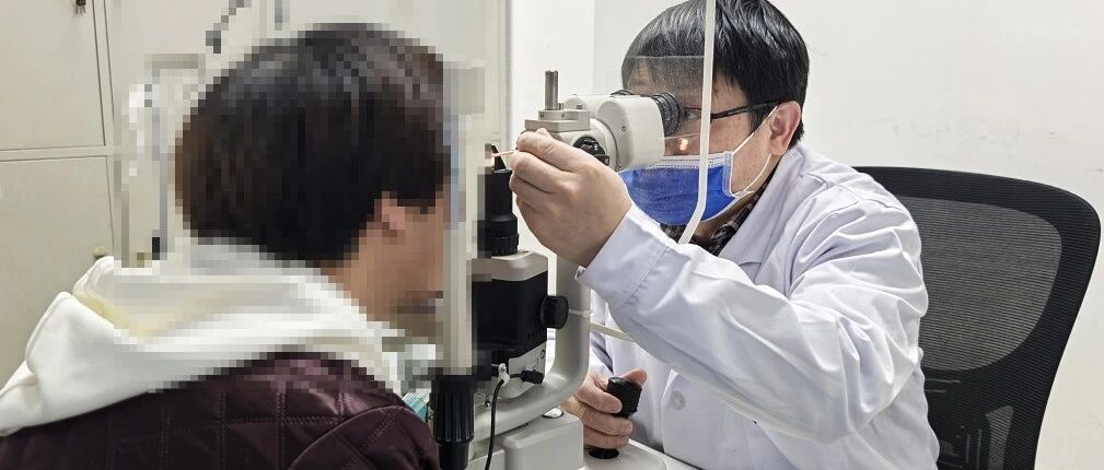 56岁奶奶每天等孙子孙女睡着后关灯刷手机到凌晨，视力严重受损仅剩0.1，医生：青光眼急性发作，若未及时处理，可致失明
