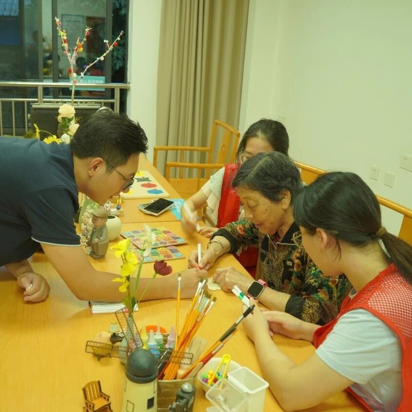 志愿服务换住宿！柳州这些年轻人，住进了养老院→