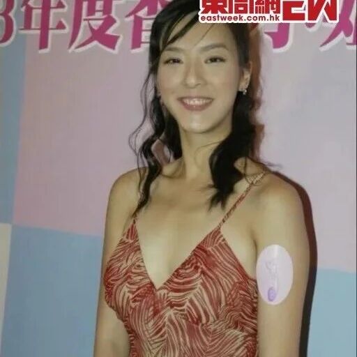 44岁香港前艺人李茏怡逆生长 超低胸接受街访讲Fashion