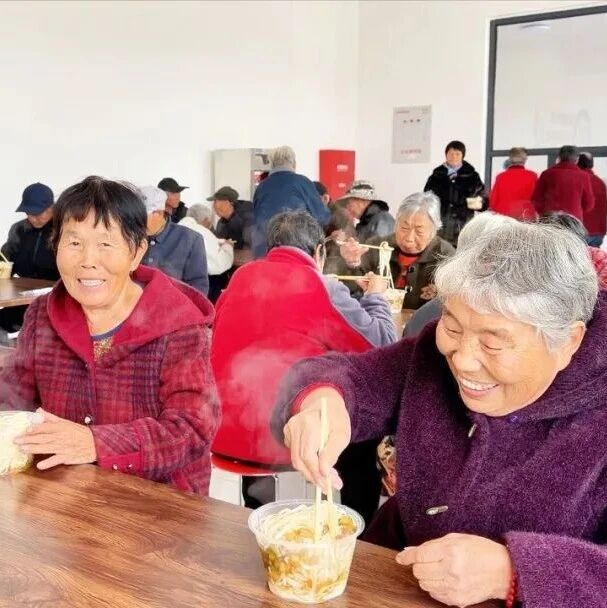基层动态丨大喇叭一喊，热乎饭上桌，西柴里村互助养老幸福院暖了老人心！