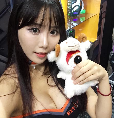 Gstar2015美女卖萌玩自拍