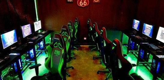 若风草莓微笑合伙开土豪网吧