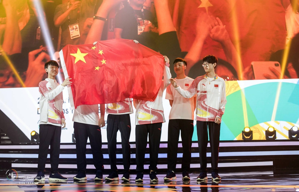 LOL亚运会中国队夺冠现场高清图集(9)