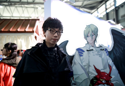 白狼与游戏人物合影