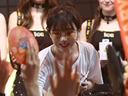 峰峰三号惨遭美女包围 呆妹儿小霸王吃鸡喜笑颜开