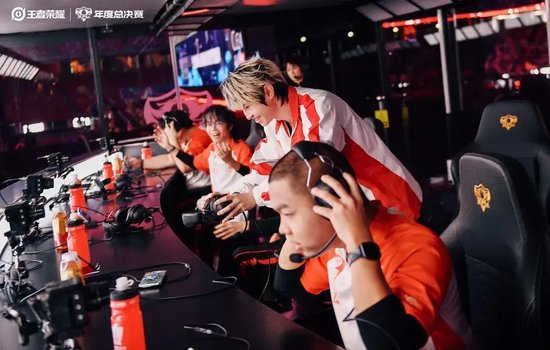 在鸟巢，我见证了一场现场有6.2万观众的电竞决赛