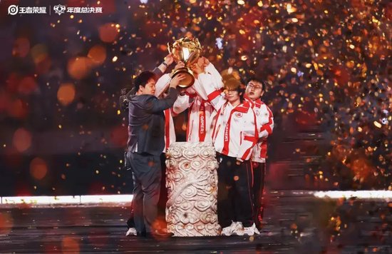 在鸟巢，我见证了一场现场有6.2万观众的电竞决赛