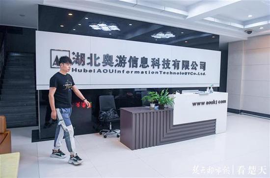 李威威正常出入公司