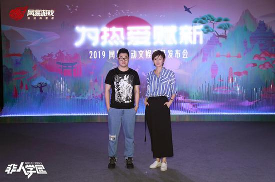 (网易游戏市场总经理向浪先生与啊哈娱乐CEO邹沙沙女士)