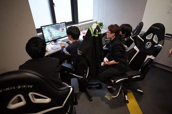 认真训练的DOTA2选手