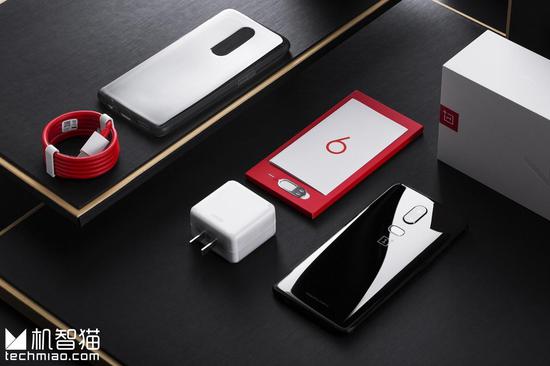 　　相对而言，普通版的OnePlus 6少了一些这些定制化的设计元素，其包装、配件、设计都是大家熟悉的一加手机风格