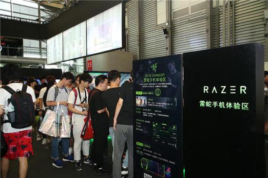现场玩家参与Razer体验区互动
