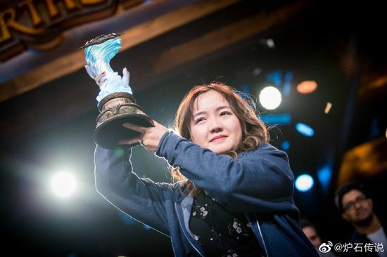 Liooon夺冠创造历史，成为炉石首位冠军女选手