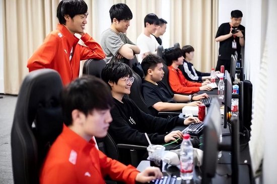 Uzi担任亚运《LOL》国家队教练 为集训队指导下路