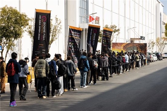 场馆外早早排成长队等待入场的观众