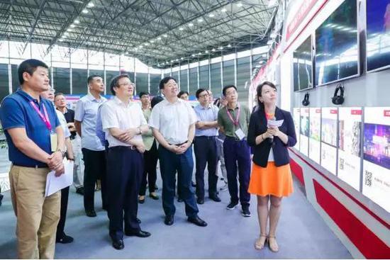 中宣部副部长梁言顺等领导嘉宾一同参观首届“中国原创艺术类游戏大赛”区