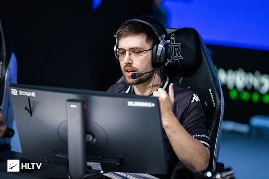 【蜗牛电竞】官宣:Legacy正式下放队长lux【EV扑克小游戏官网】