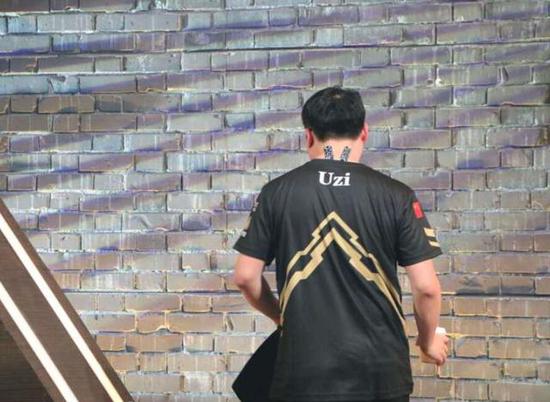 接下来又是KZ和闪电狼,两场硬战不知道RNG会打出什么战绩呢?