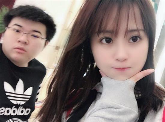 韦神年收入8位数为女友买爱马仕包包 蜜蜂仔:几十万不如买房