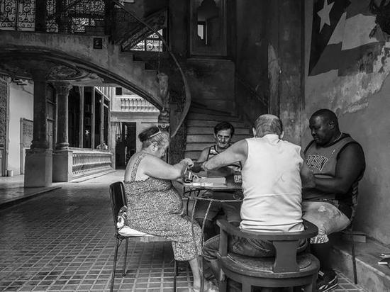  Ƚ Dominoes in HavanaChristine L MaceiPhone SE