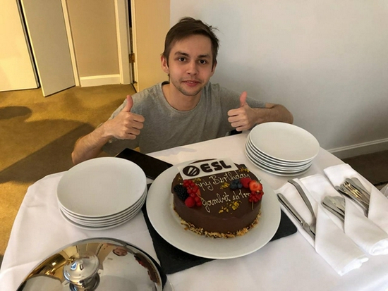 7月15号是sh1ro的生日，他收到了ESL官方赠与的蛋糕