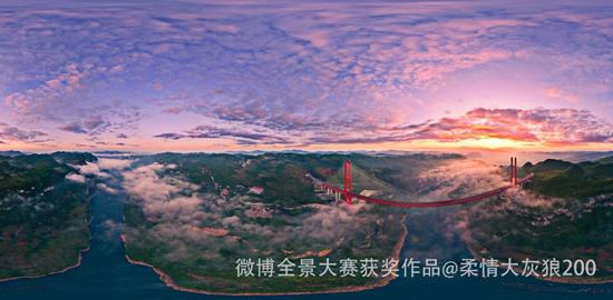 世界山区斜拉桥之最 ,贵州省黔西县鸭池河特大桥在阳光映衬下的壮美景色,鸭池河特大桥今年也出现在了《厉害了,我的国》纪录片中。