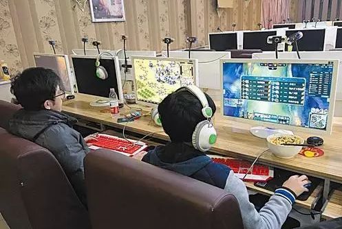 城会玩:高三学生放弃高考转投电竞 辍学打游戏有未来?
