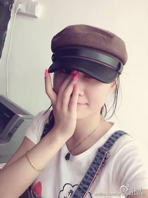 笑笑揭艾大妈LOL代打 艾大妈回应以后露手露