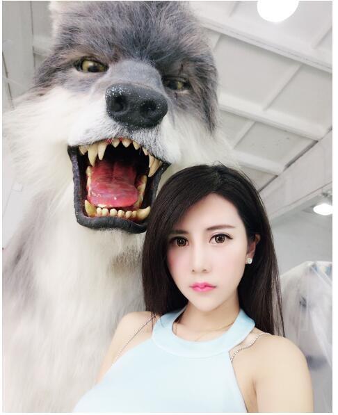 “宅男女神”夏小薇携巨狼 将现身游戏猫ChinaJoy